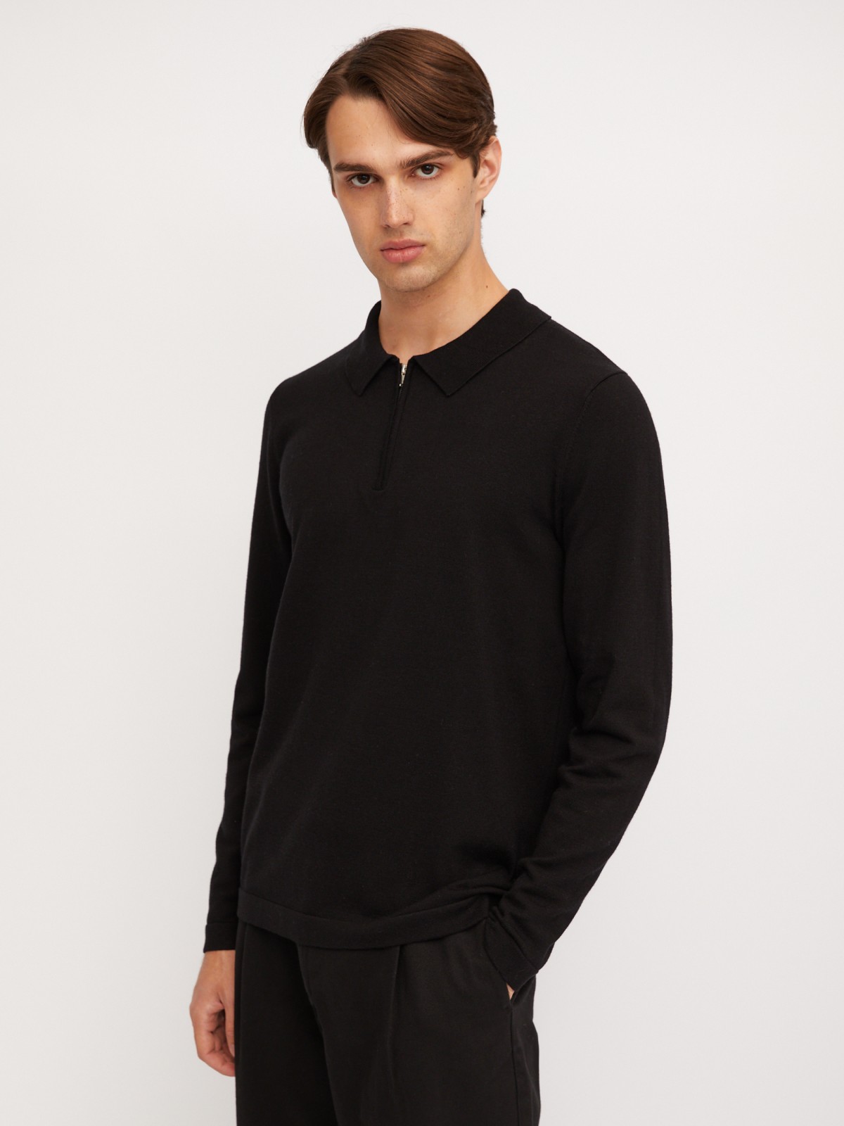 Тонкий трикотажный джемпер с воротником на молнии 1299₽