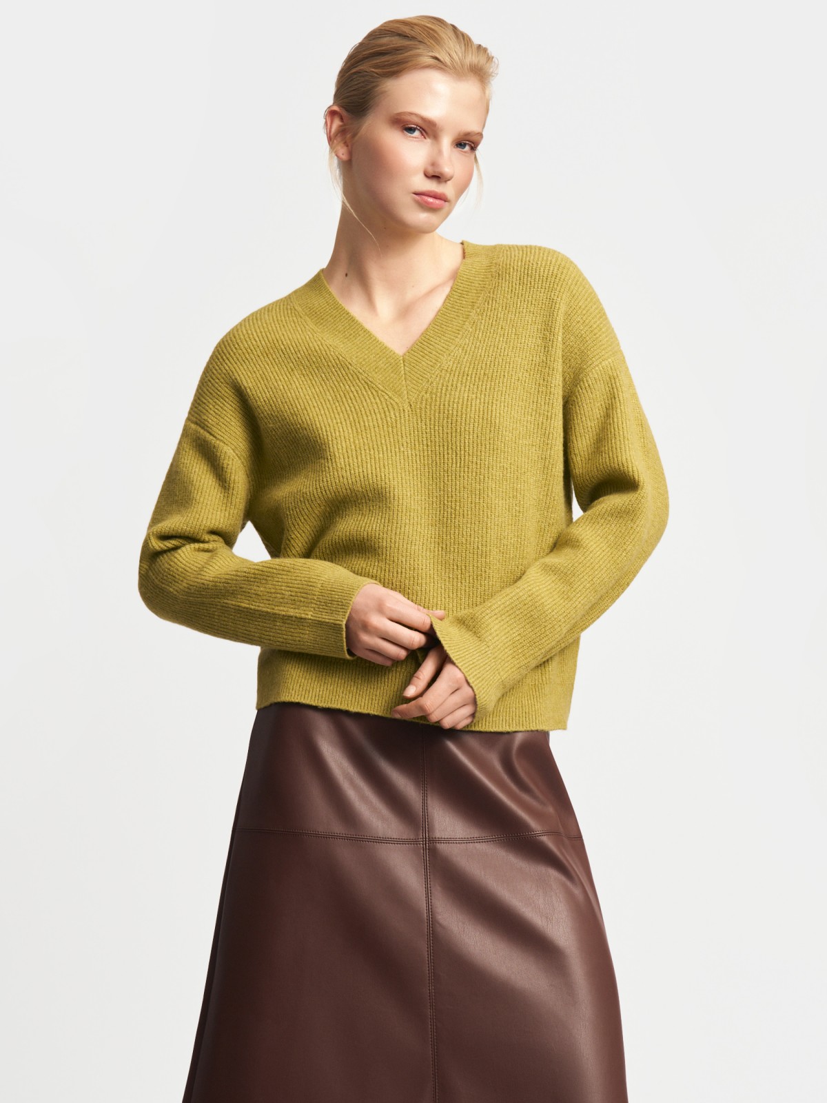 Вязаный пуловер с вырезом