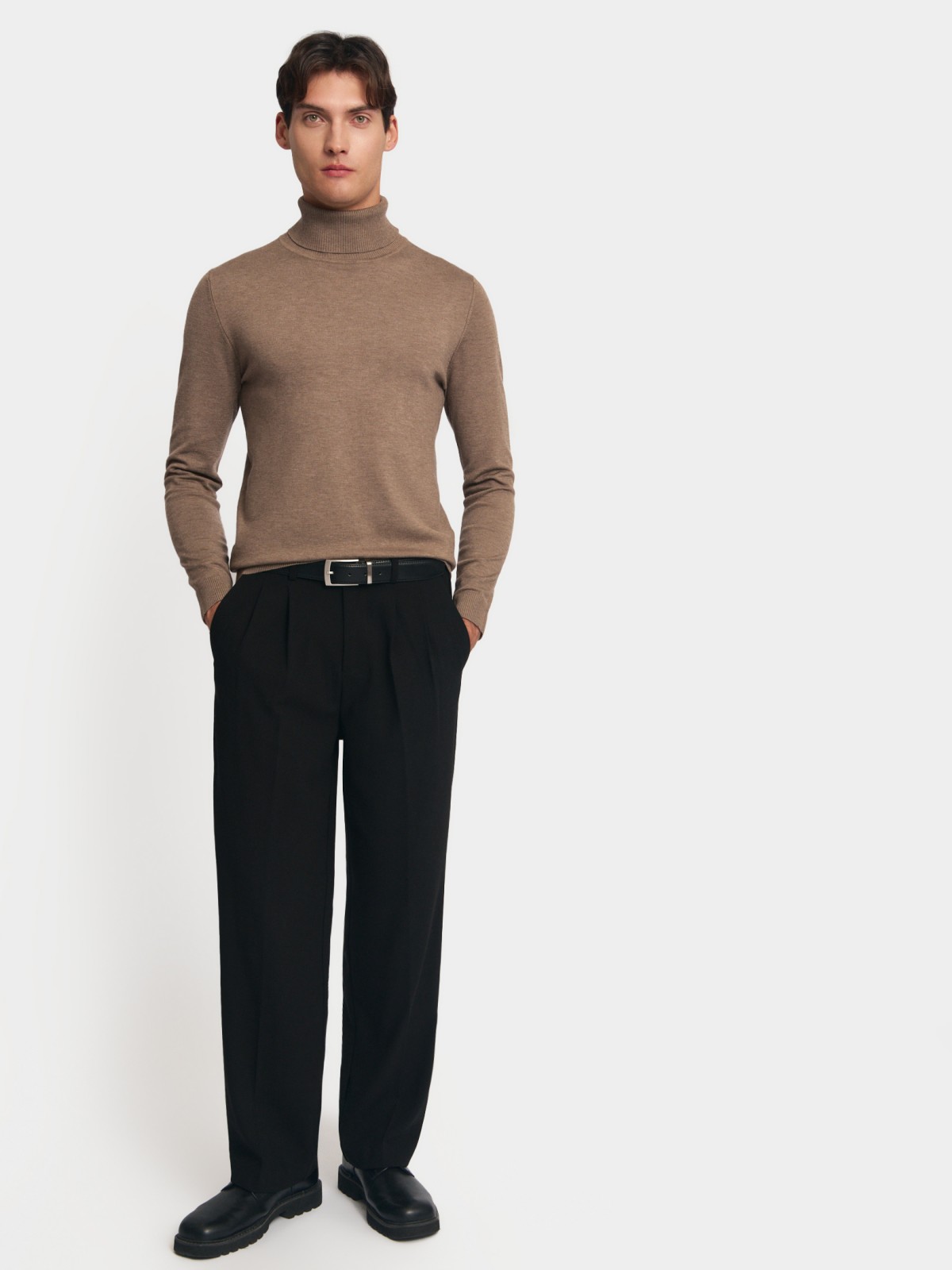 Тонкая трикотажная водолазка с воротником гольф