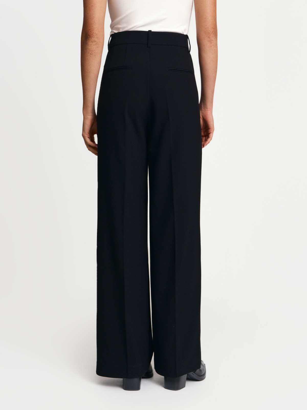 Брюки прямого силуэта с защипами