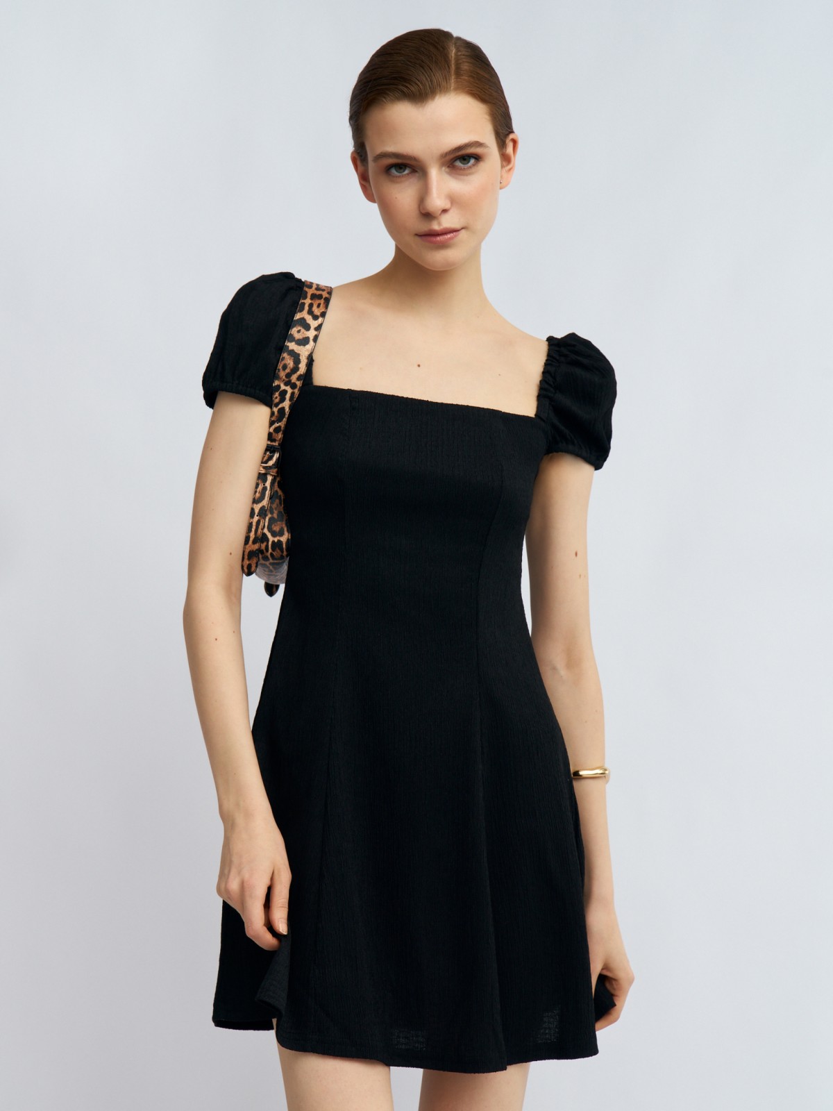 Платье мини с вырезом и коротким рукавом