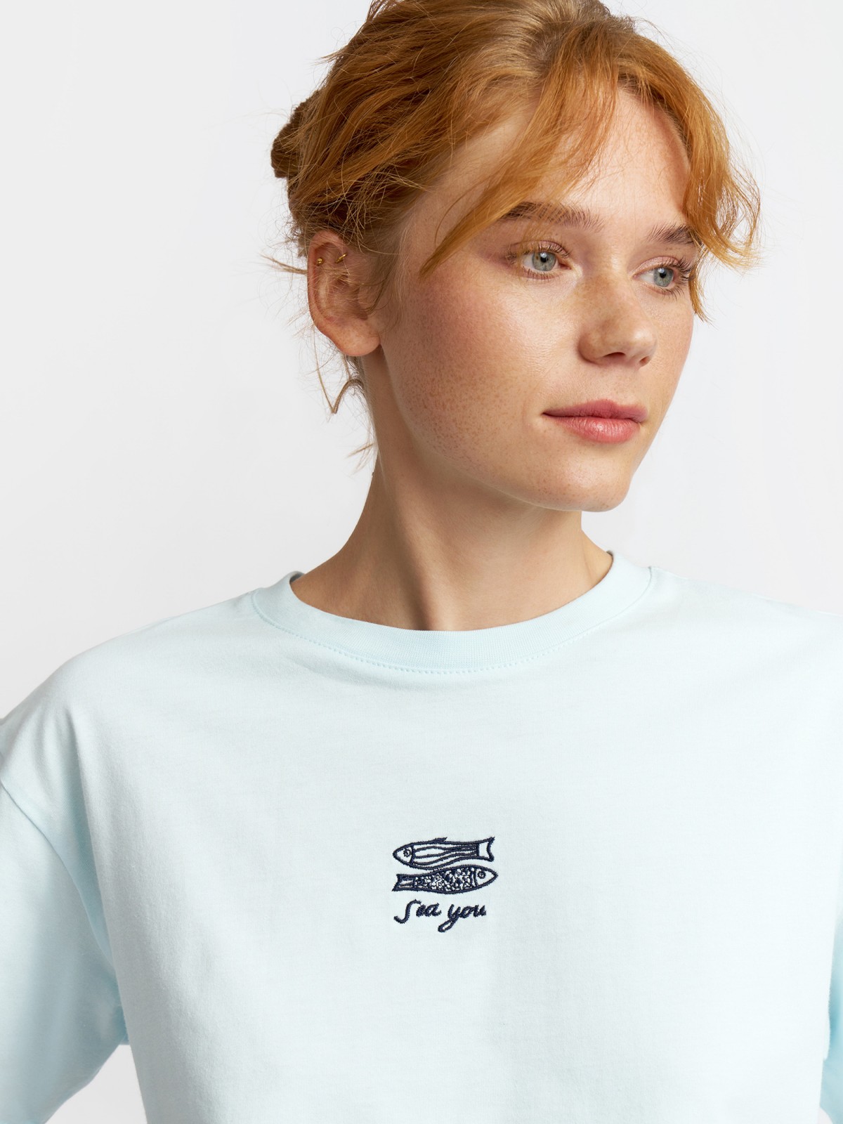 Футболка с коротким рукавом и вышивкой