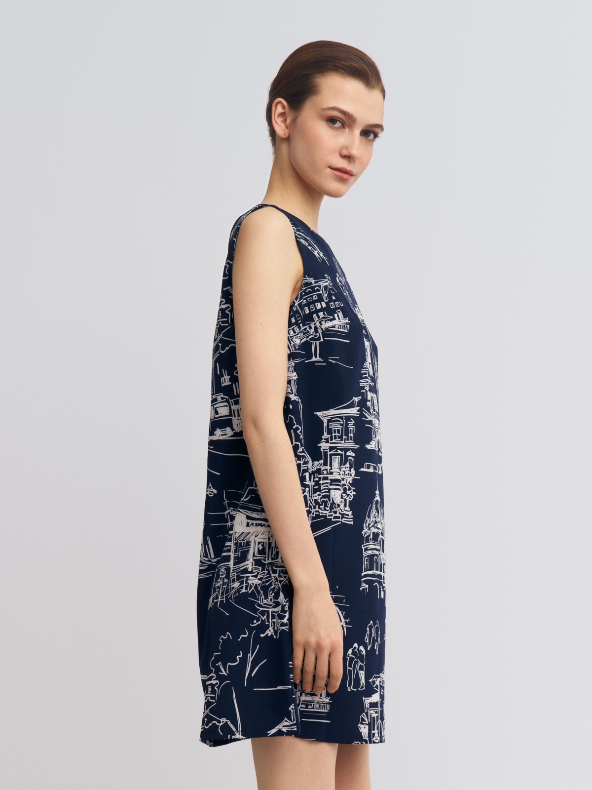 Платье мини без рукавов с вырезом на спине