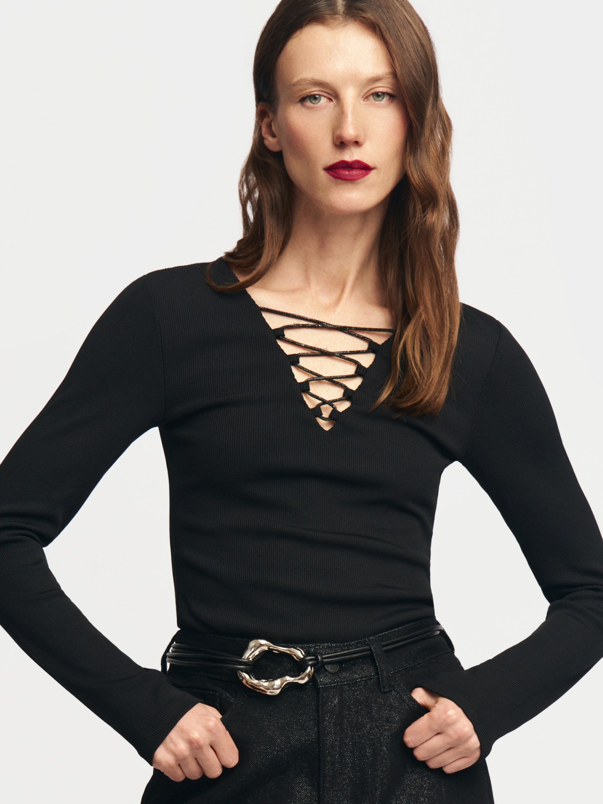 Блузка-лонгслив с вырезом и акцентной шнуровкой на груди