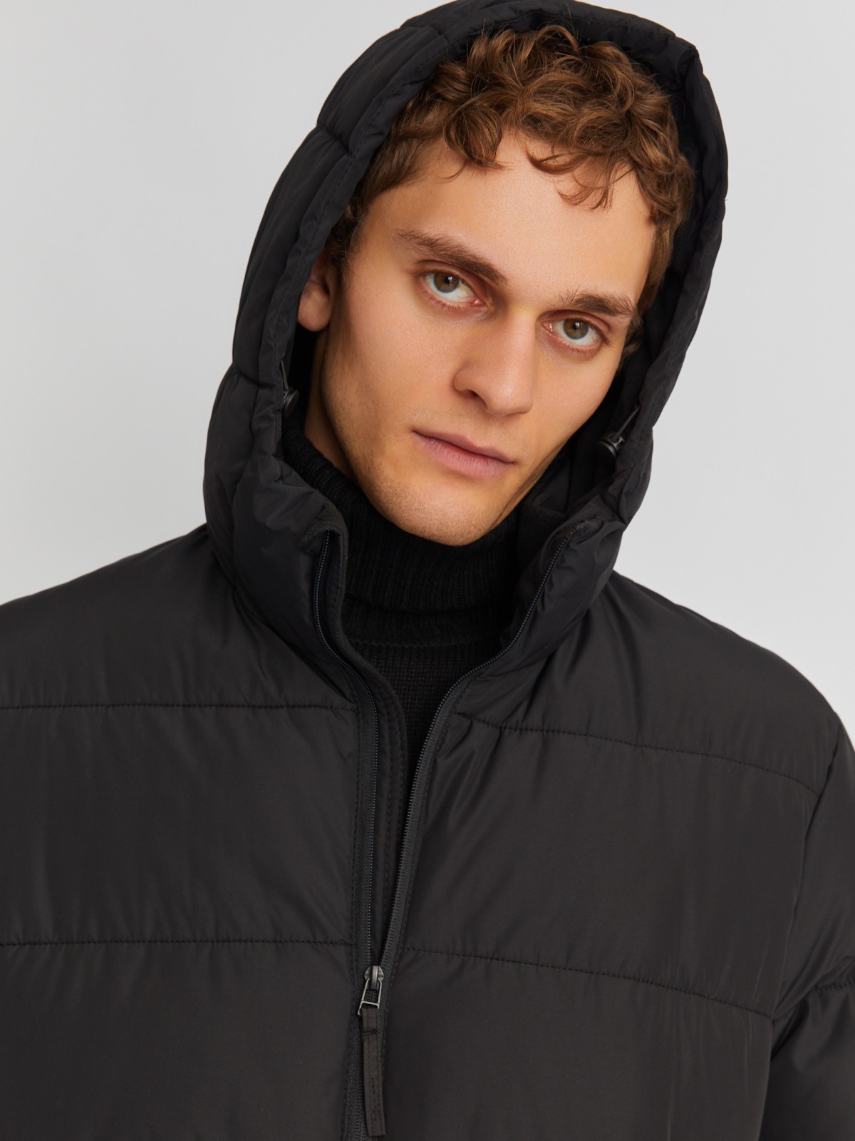 Тёплая стёганая куртка удлинённого силуэта с капюшоном zolla 01342522J064, цвет черный, размер M - фото 4