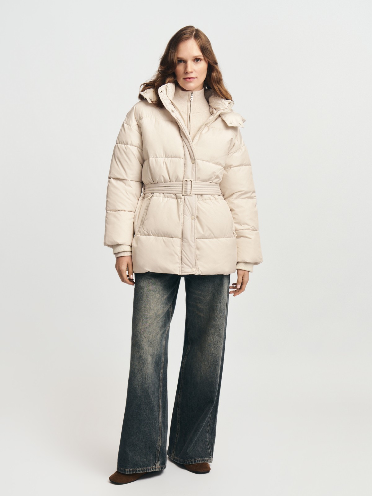 Тёплая куртка с капюшоном и поясом