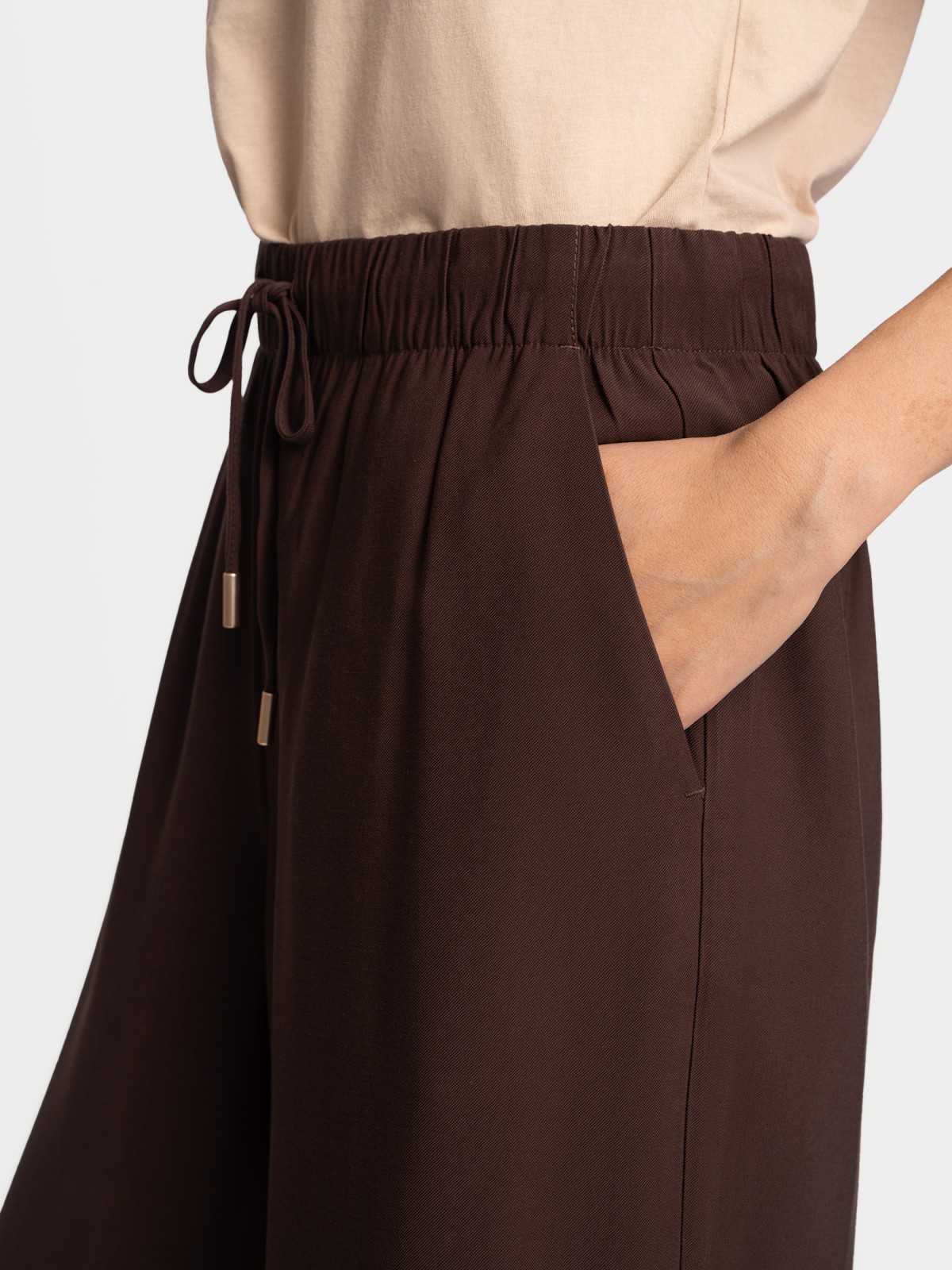 Брюки на резинке с карманами