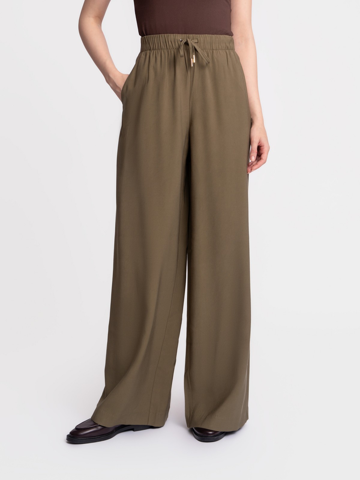 Брюки на резинке с карманами