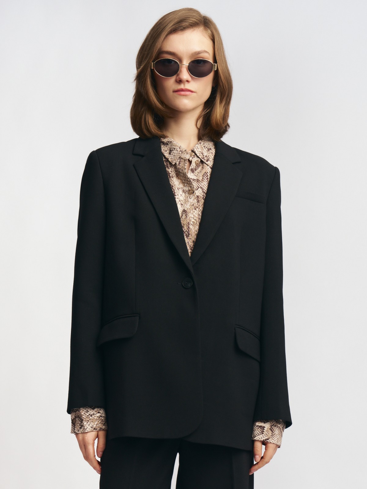 Однобортный жакет прямого силуэта на пуговице