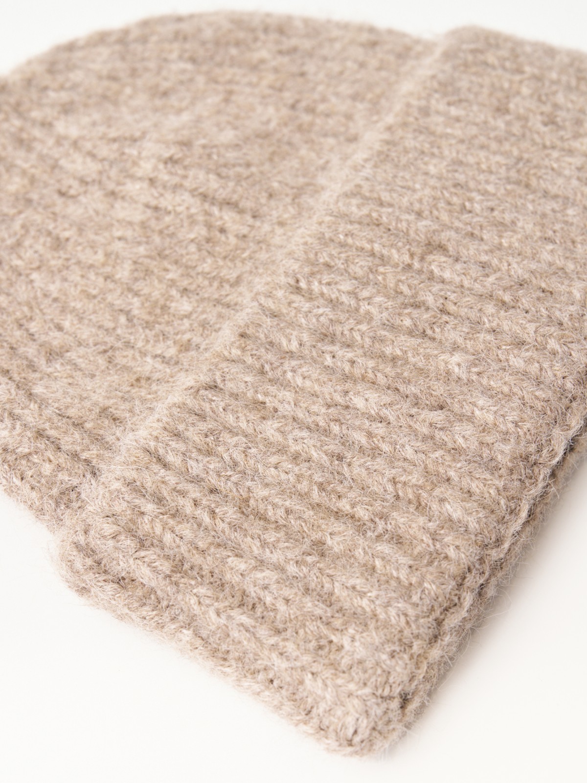 Вязаная шапка-бини с шерстью