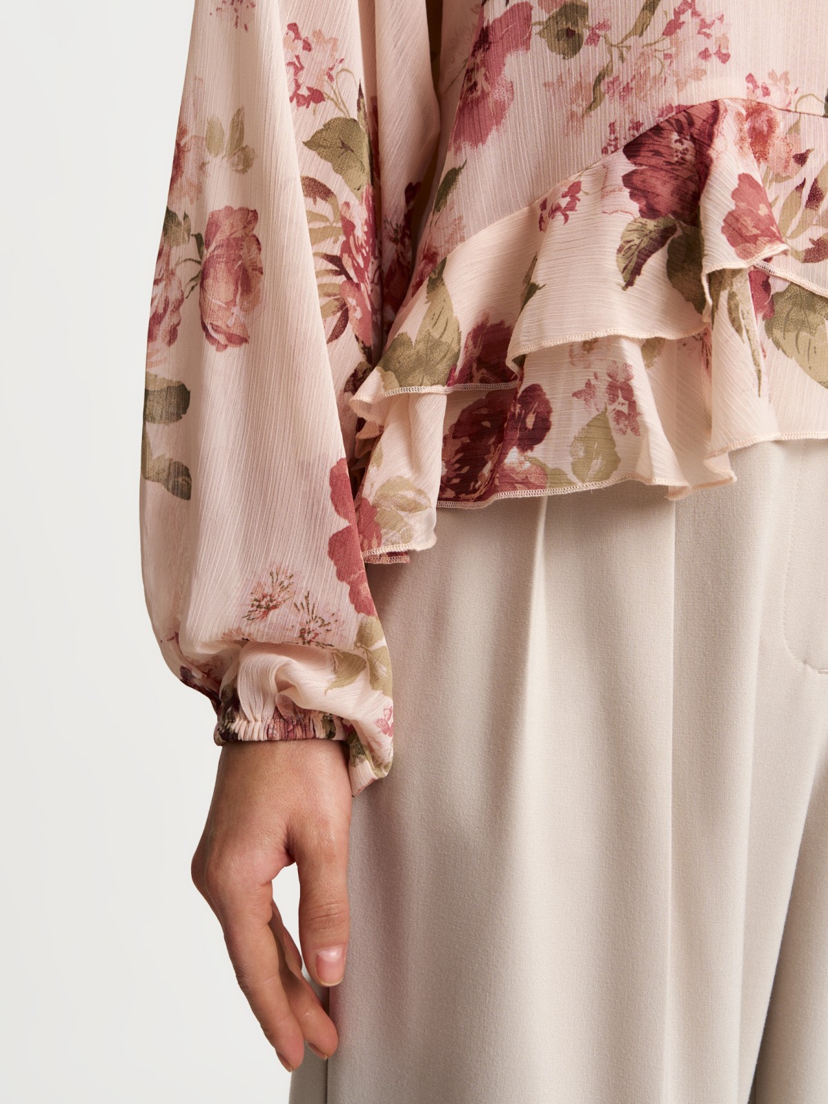 Шифоновая блузка с воланами