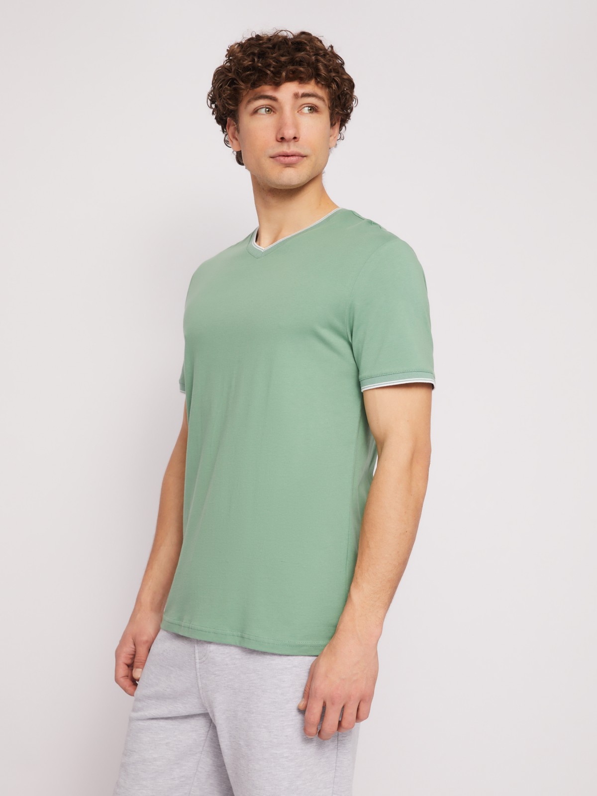 Футболка из хлопка с треугольным вырезом