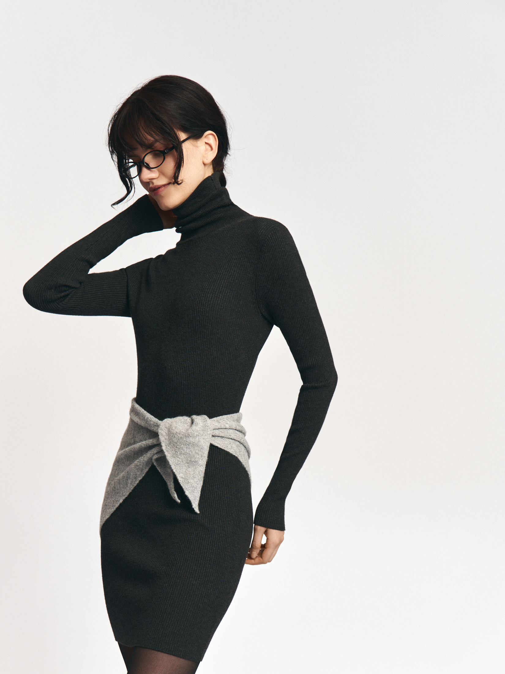 Трикотажное платье-лапша мини с высоким горлом