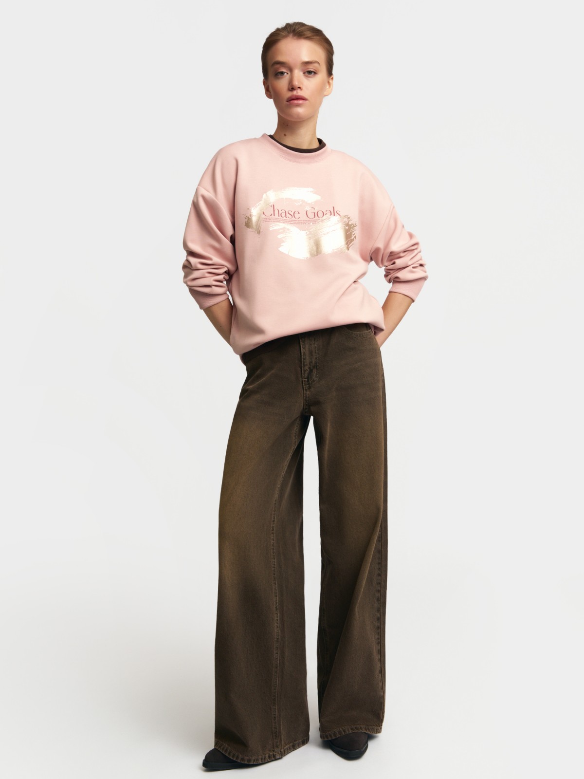 Свитшот с акцентным принтом на груди