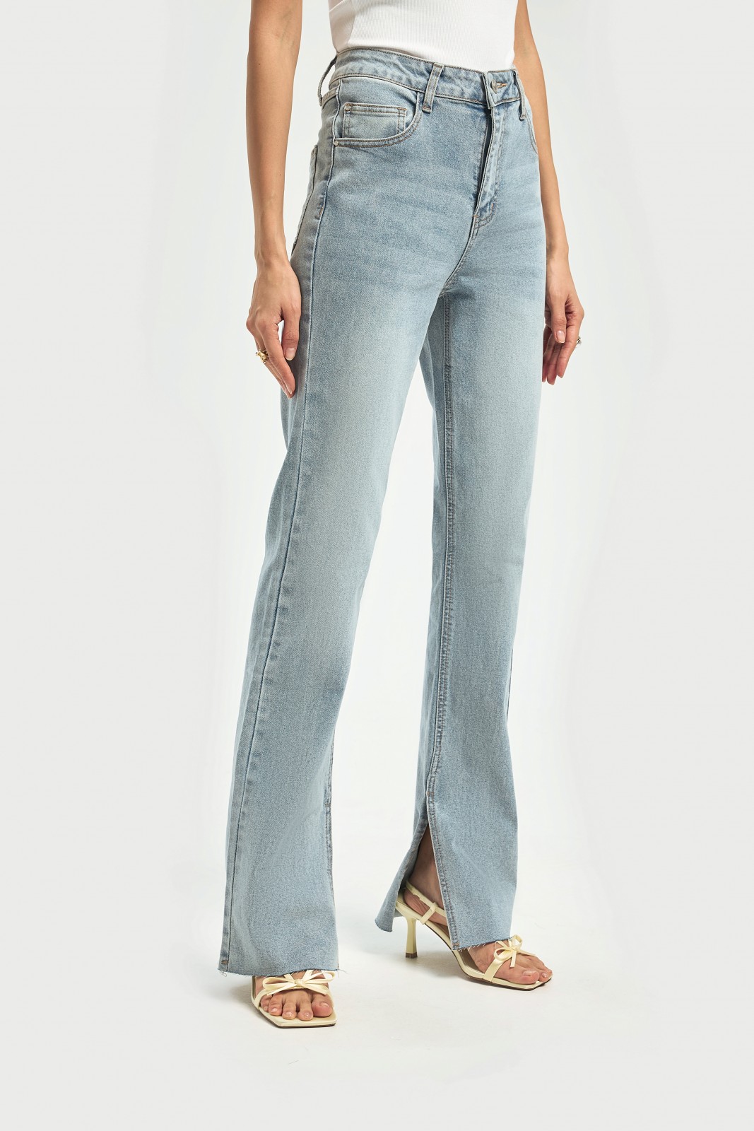 Джинсы силуэта Slim с разрезами