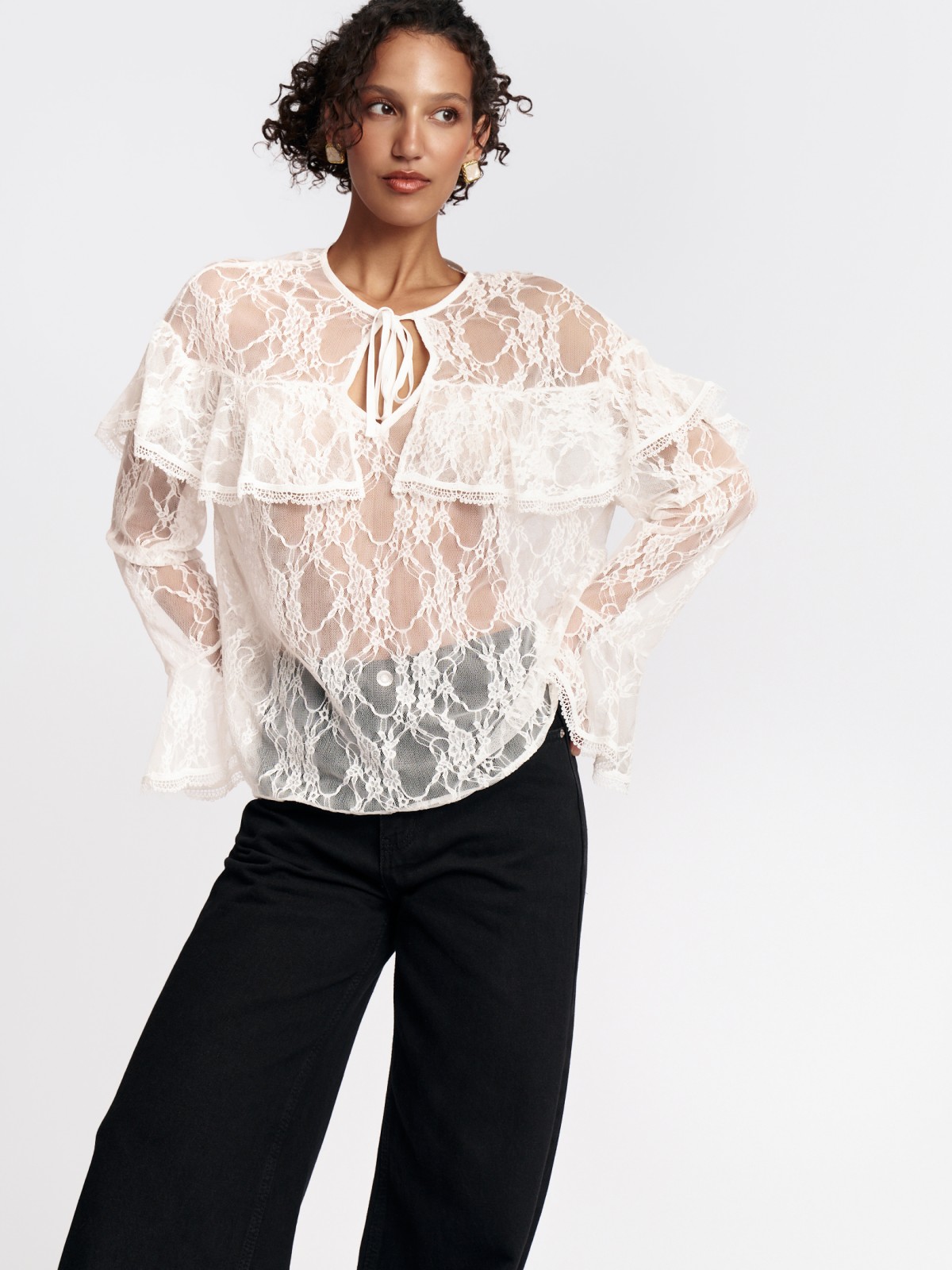 Кружевная блузка с воланами