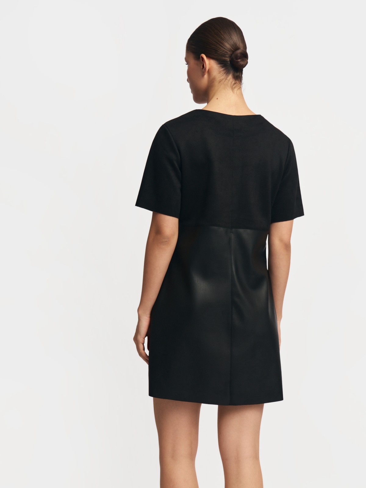 Комбинированное платье-футболка из экокожи и экозамши