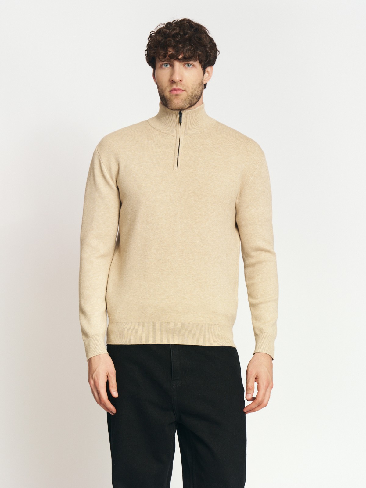 Тонкий трикотажный свитер с горлом на молнии