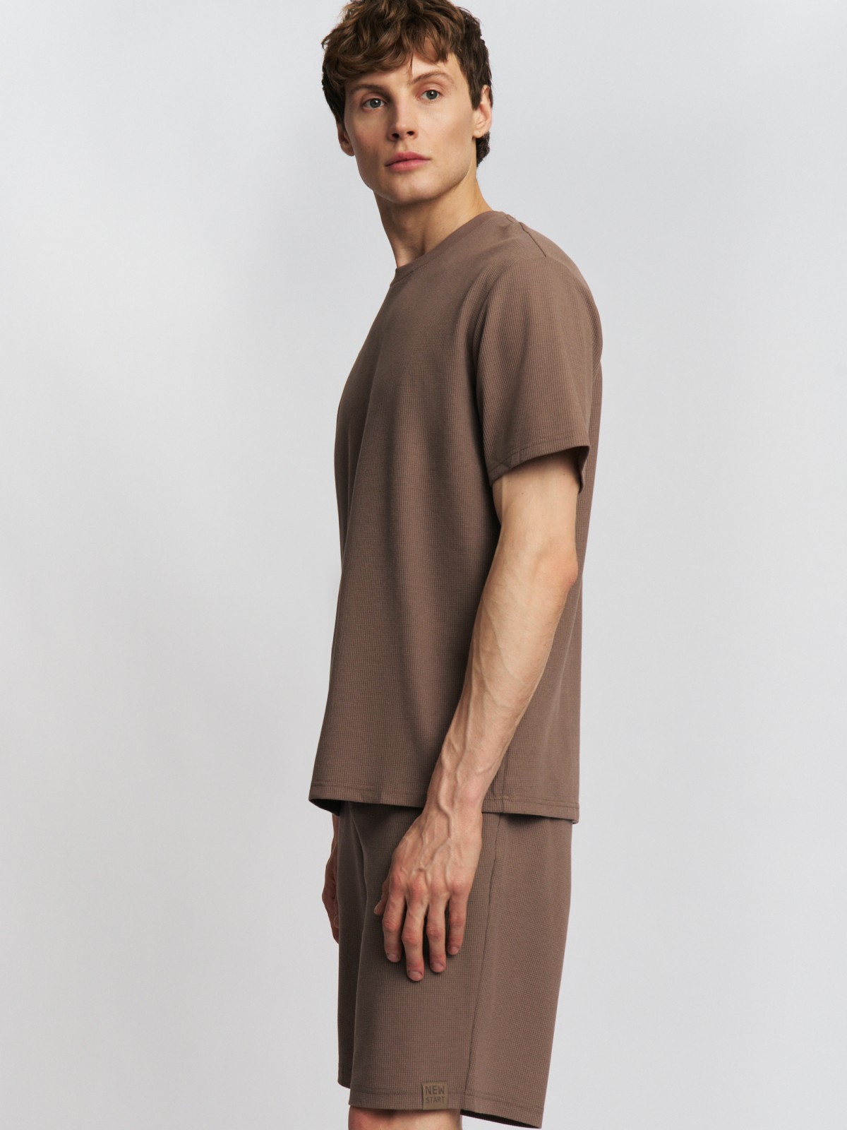 Однотонная футболка с коротким рукавом