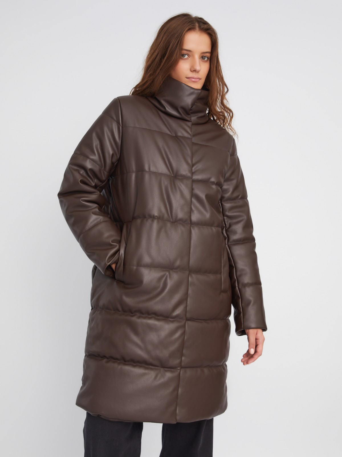 Тёплая стёганая куртка-пальто из экокожи с высоким воротником zolla 023345202054, цвет коричневый, размер XS - фото 3
