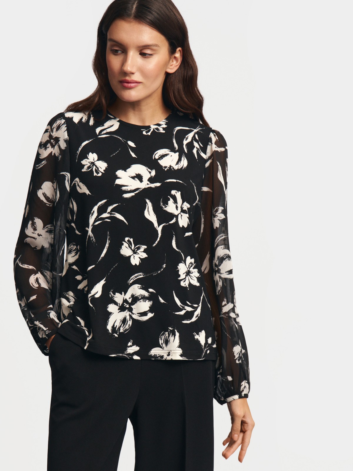 Блузка с принтом и акцентом на рукавах