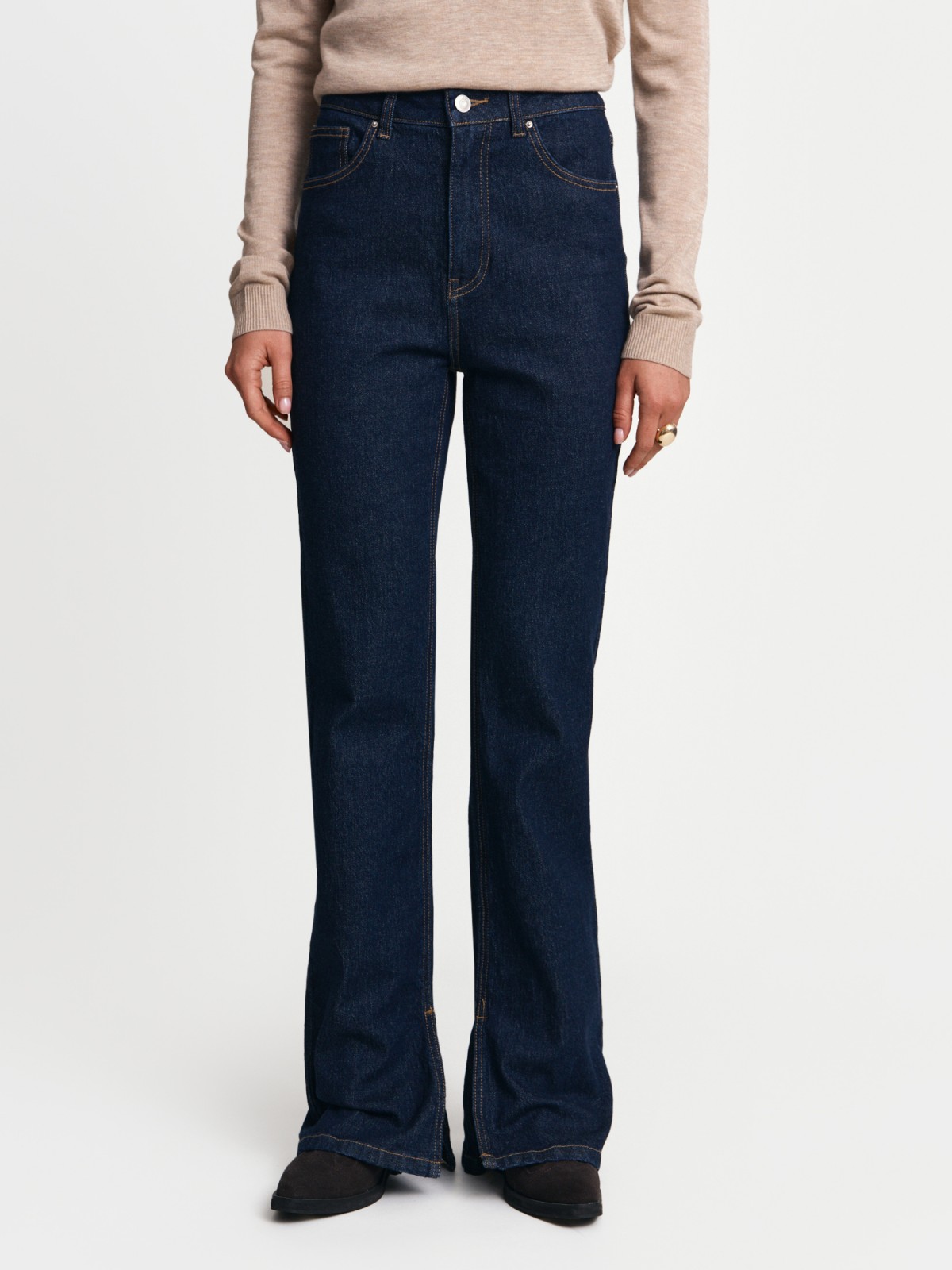 Джинсы силуэта Bootcut с разрезами