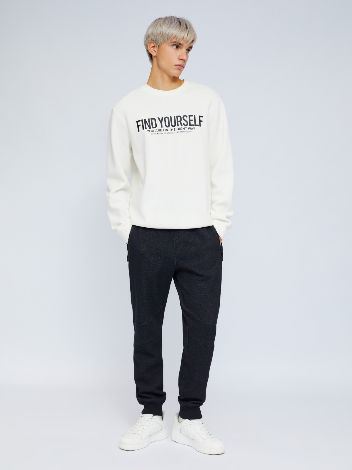 Свитшот из фактурного трикотажа с принтом-надписью