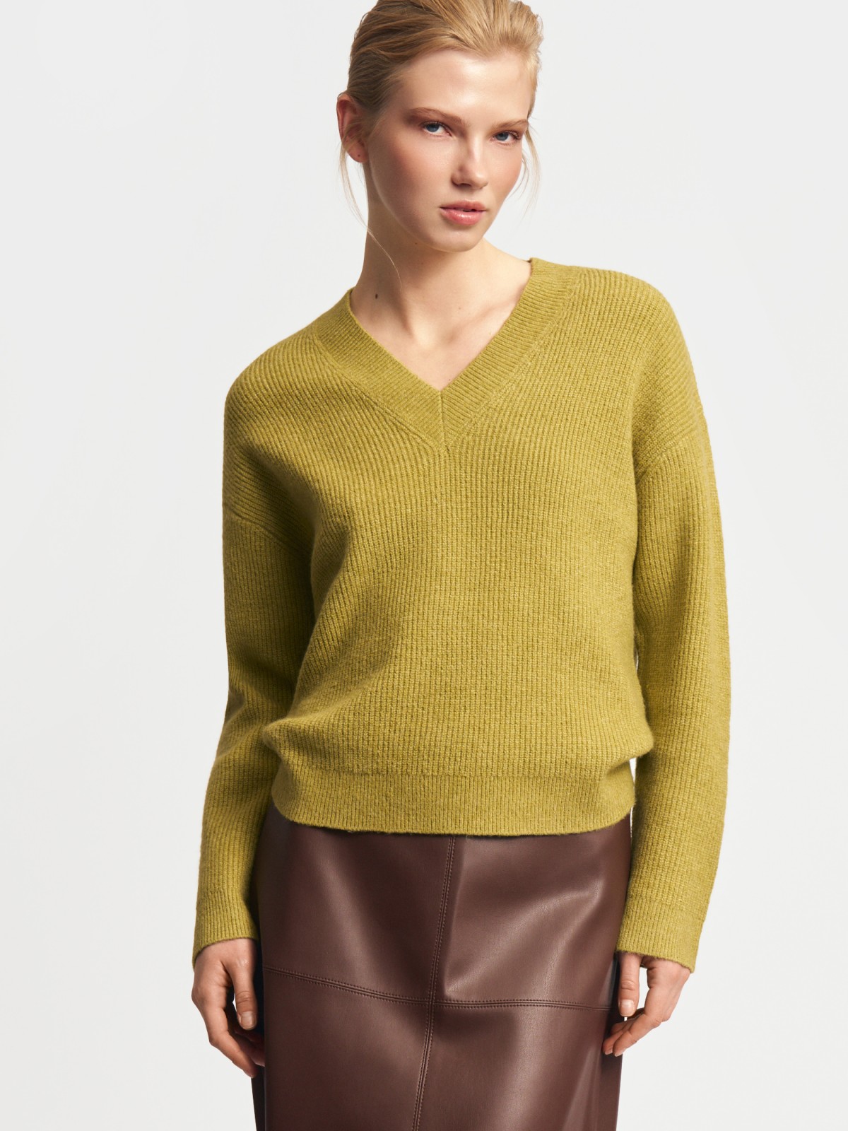 Вязаный пуловер с вырезом