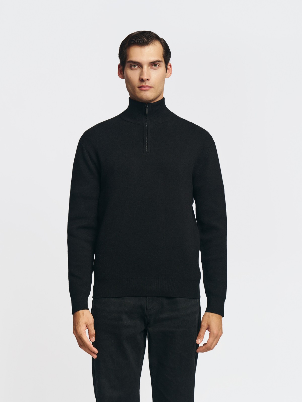 Тонкий трикотажный свитер с горлом на молнии