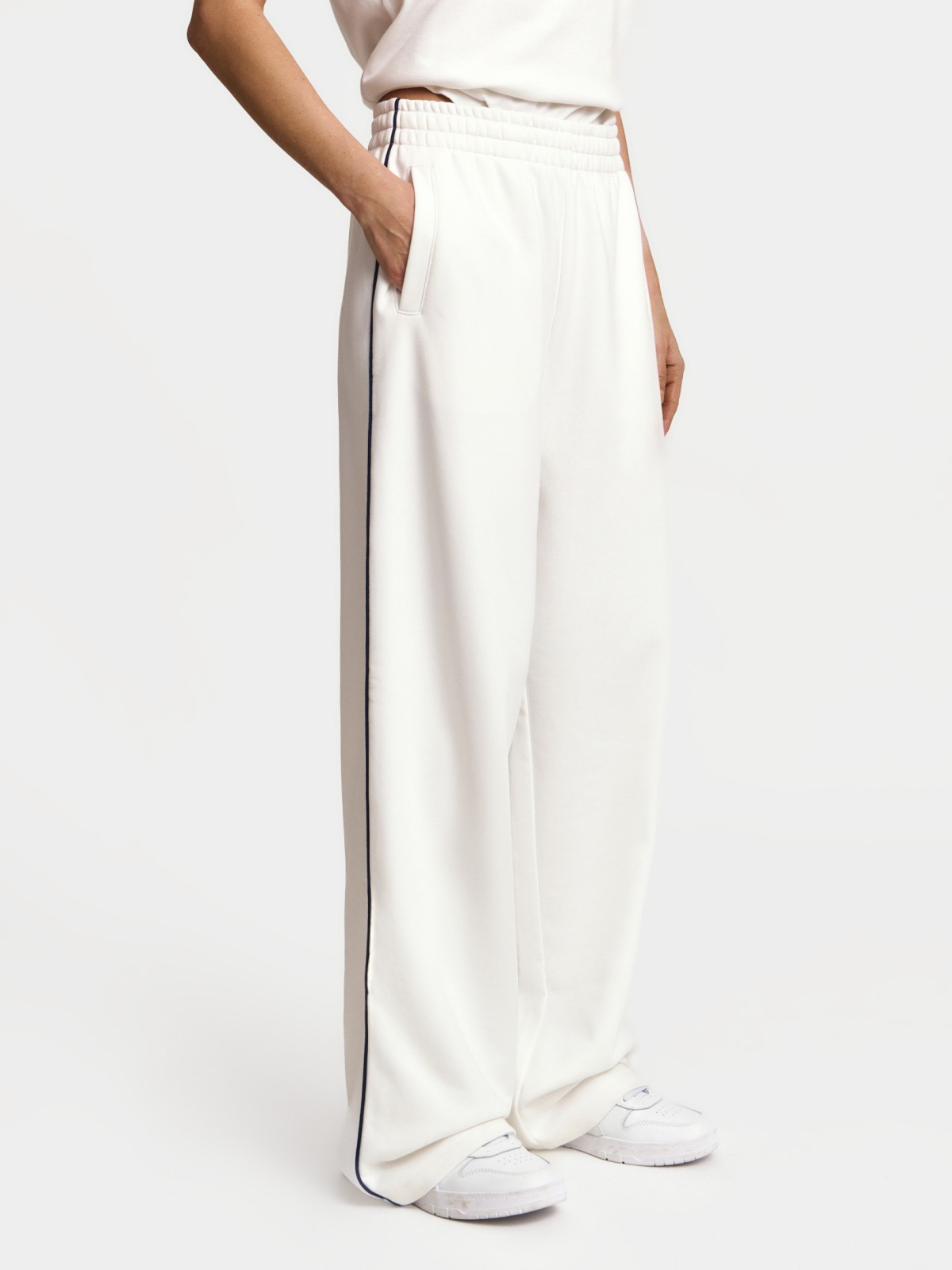 Трикотажные брюки на резинке