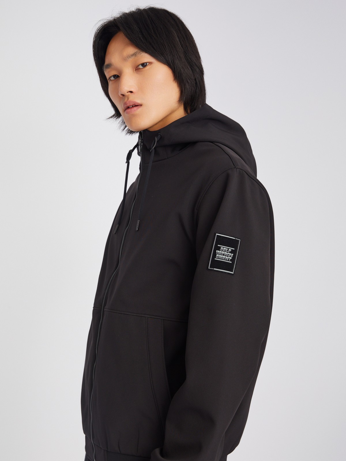 Лёгкая куртка-ветровка без утеплителя с капюшоном zolla 013325602024, цвет черный, размер S - фото 3
