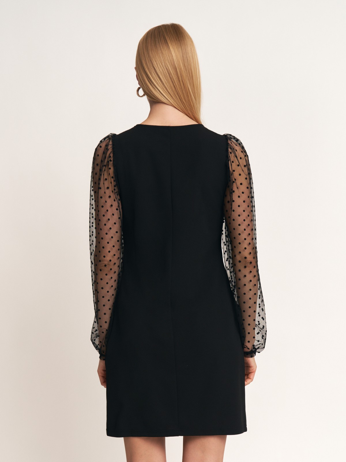 Платье длины мини с акцентными рукавами
