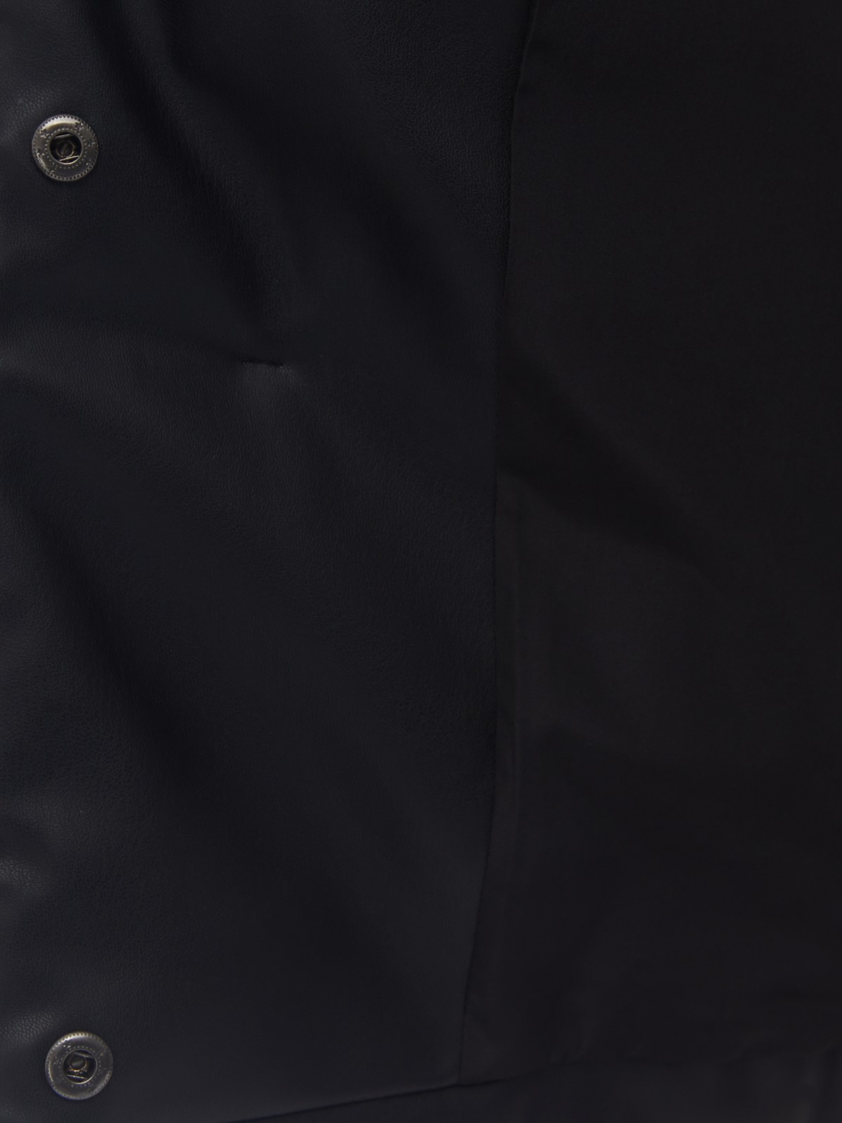 Тёплая дутая куртка из экокожи с высоким воротником и поясом