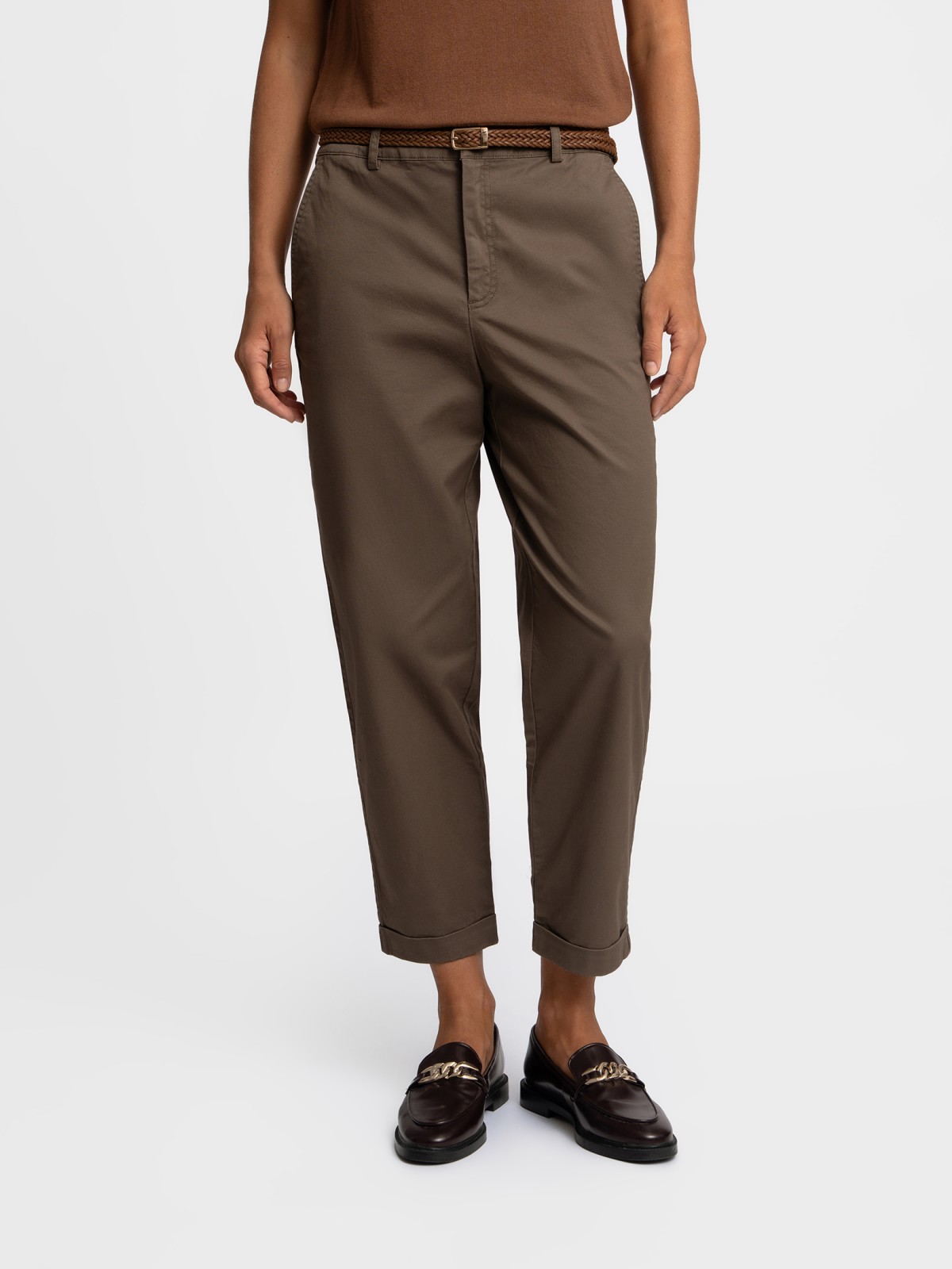 Офисные брюки силуэта Slim с ремнём