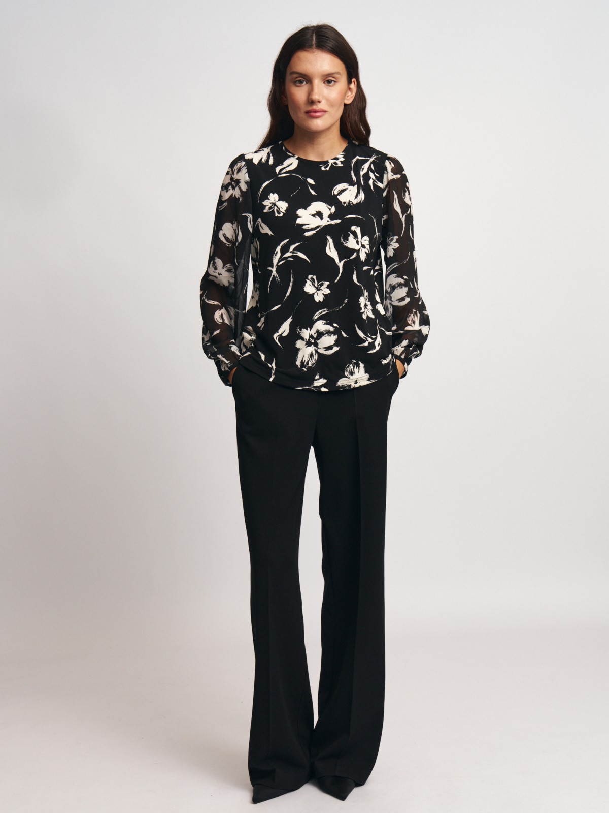 Блузка с принтом и акцентом на рукавах