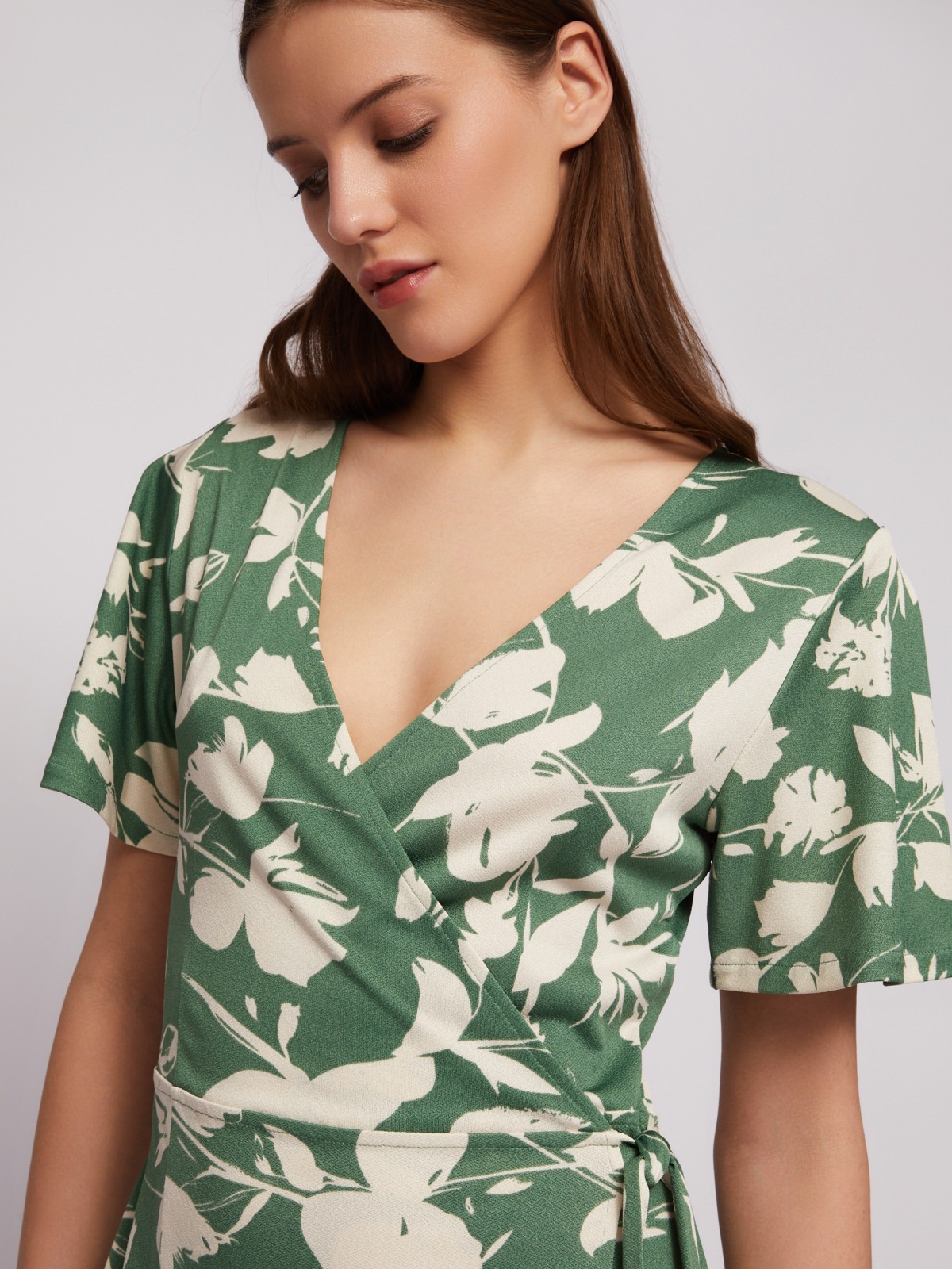 Приталенное платье-халат с запахом и растительным принтом zolla N24218159111, цвет зеленый, размер M - фото 4