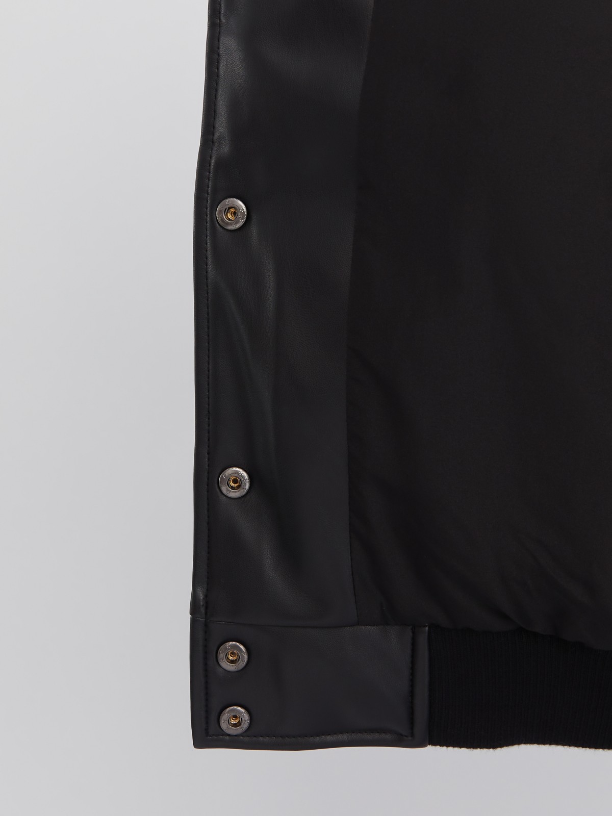 Тёплая куртка-бомбер из экокожи с воротником-стойкой и съёмным трикотажным капюшоном zolla 02334510L194, цвет черный, размер XS - фото 5