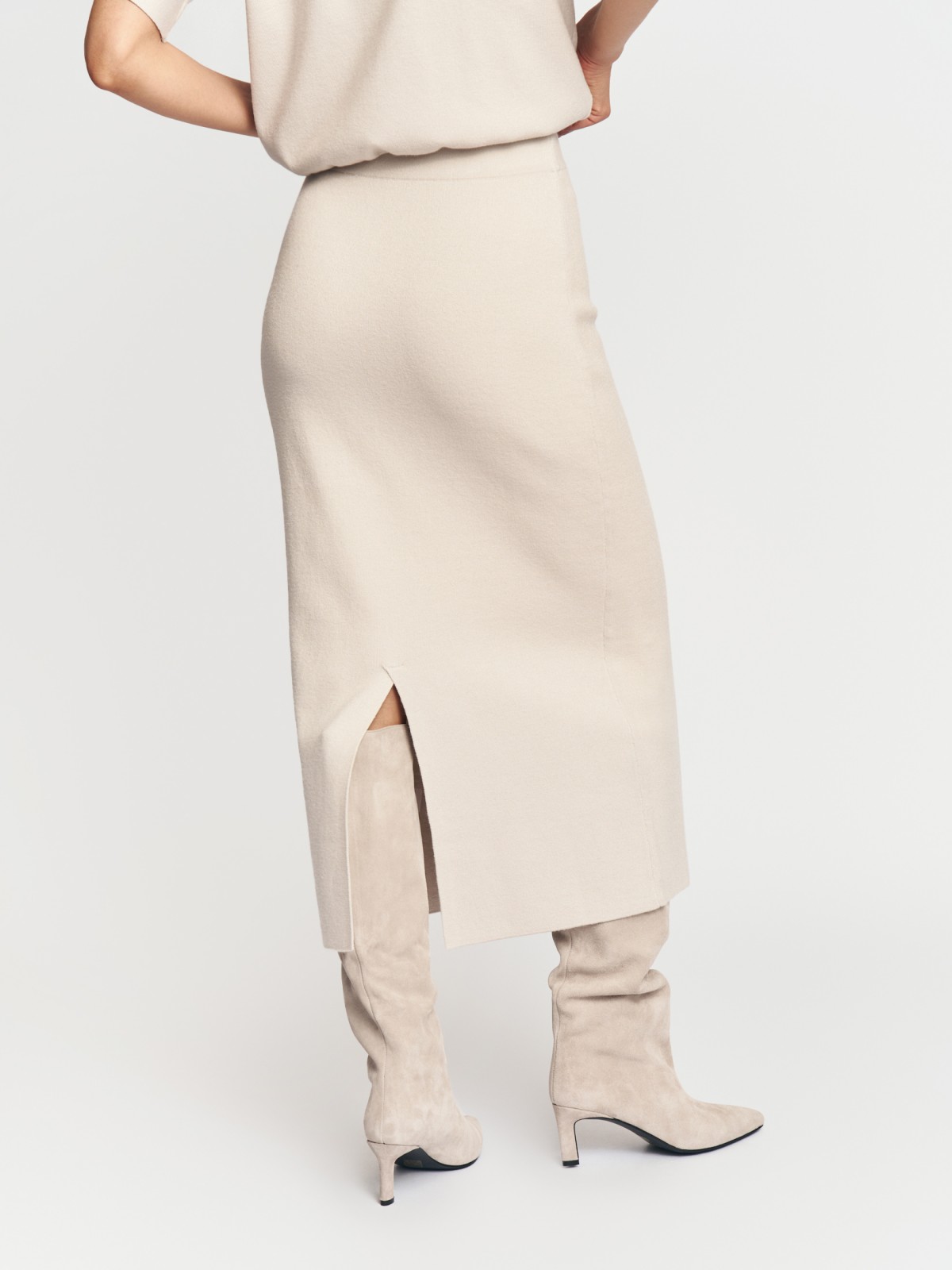 Трикотажная прямая юбка миди с разрезом