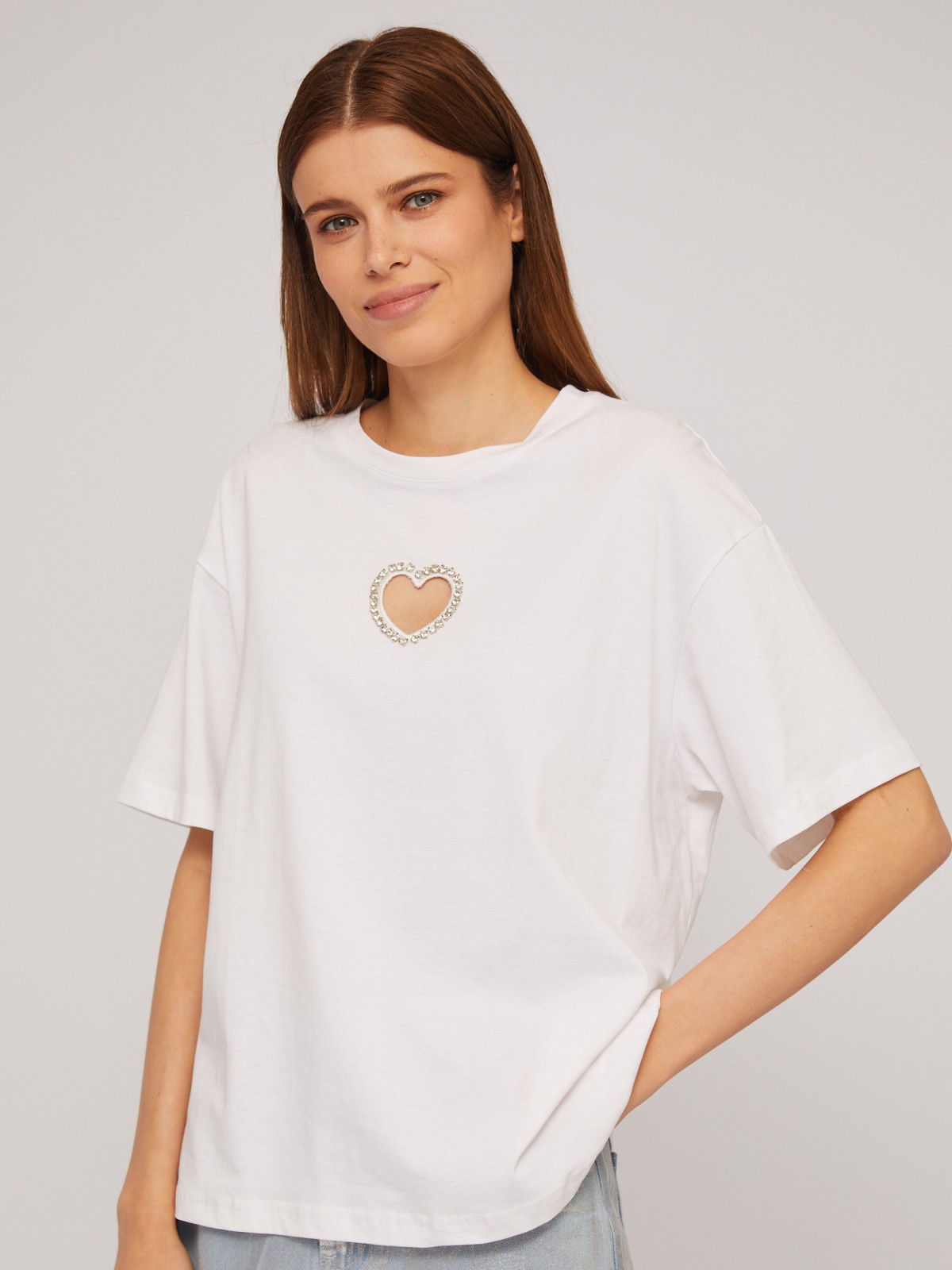 Футболка из хлопка с вырезом сердечко и стразами