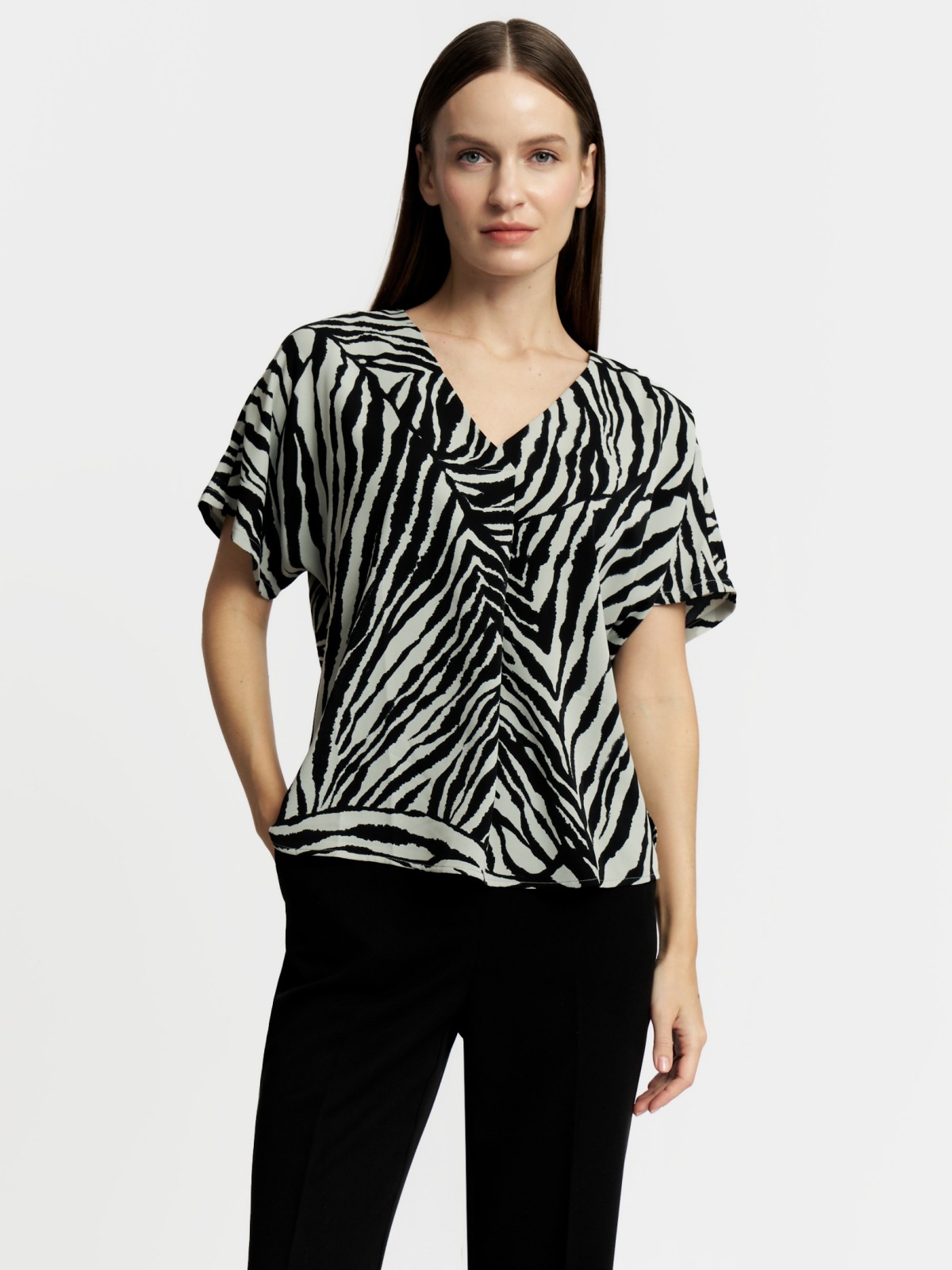 Блузка с вырезом и коротким рукавом