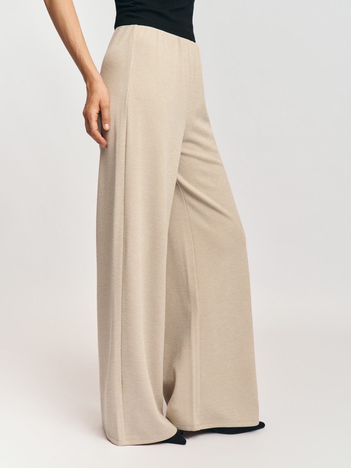 Прямые трикотажные брюки на резинке