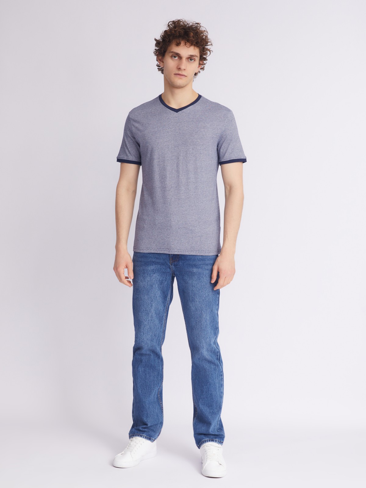 Футболка в полоску с треугольным вырезом