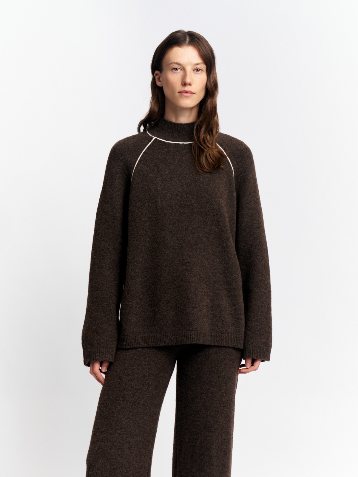 Вязаный свитер с горлом