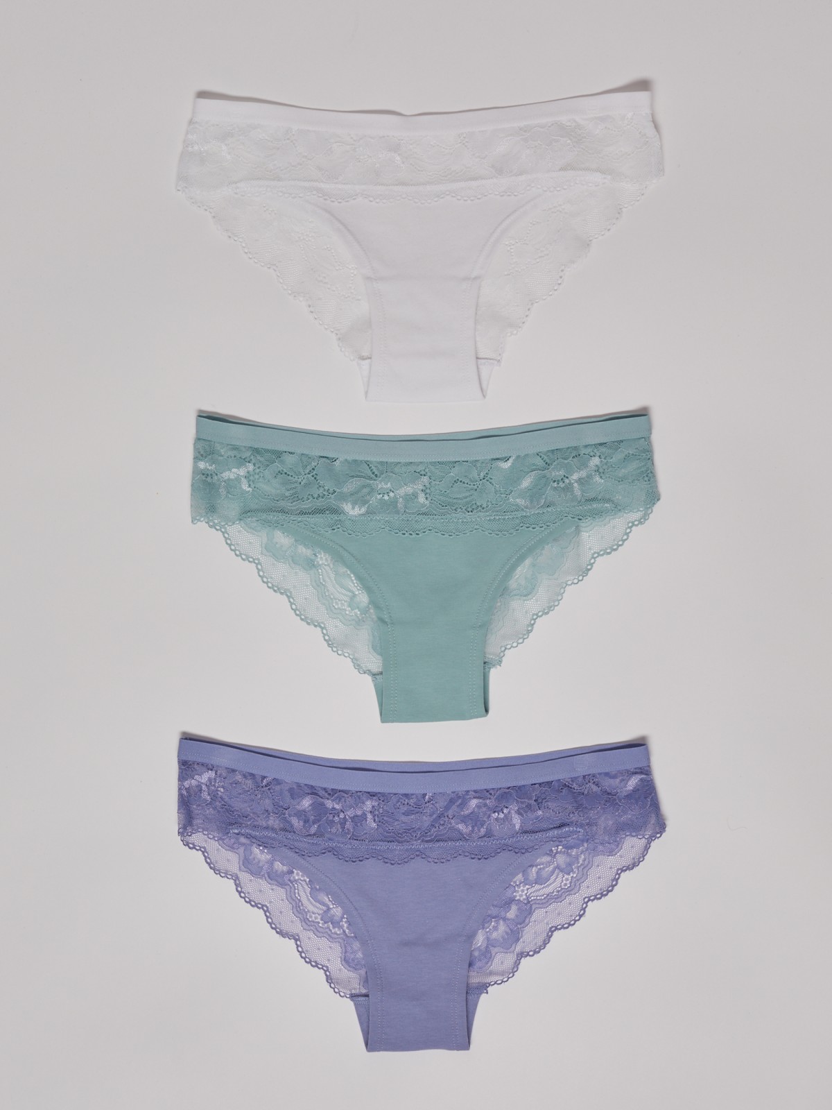 Набор трусов с кружевом 3 шт в комплекте 399₽