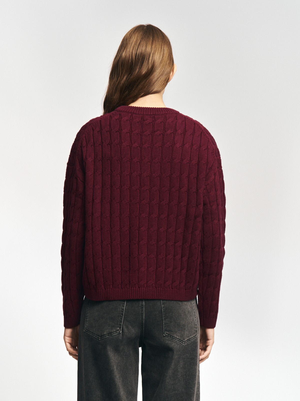 Вязаный джемпер с узором косы