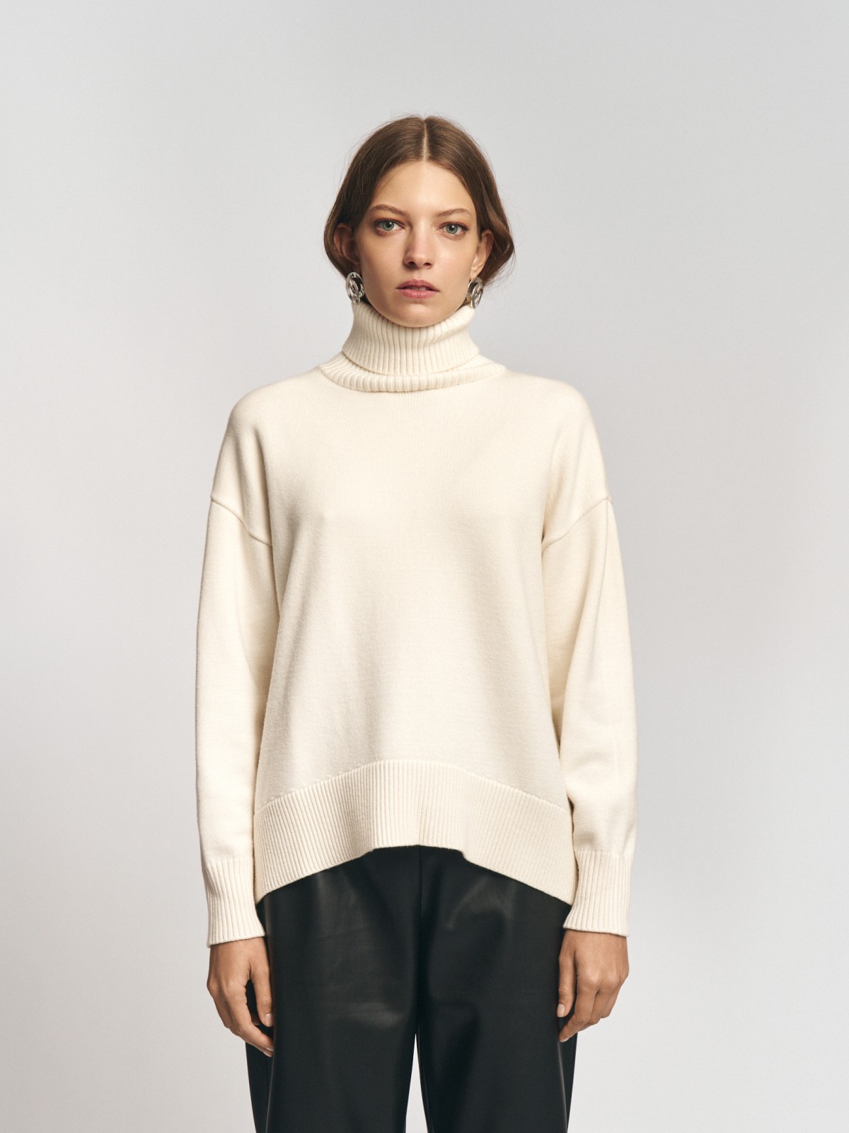 Вязаный свитер с горлом