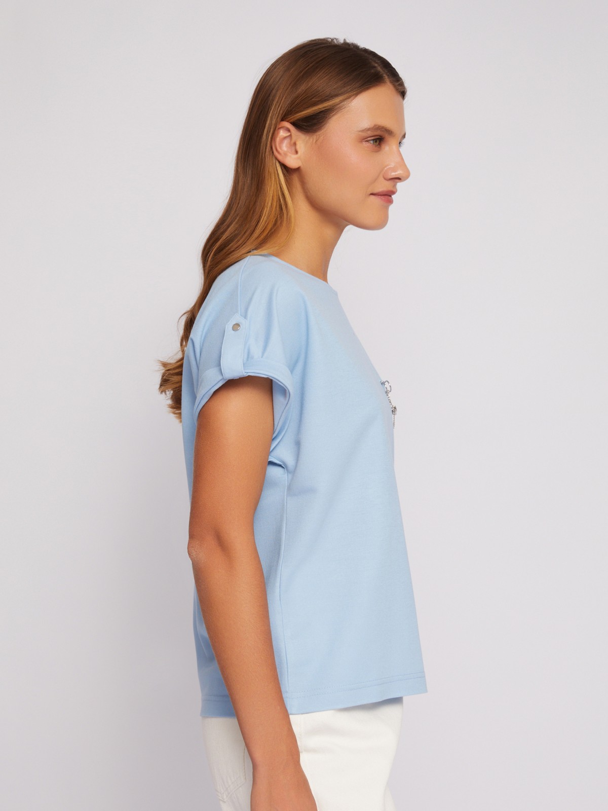 Блузка-футболка с коротким рукавом и брошью
