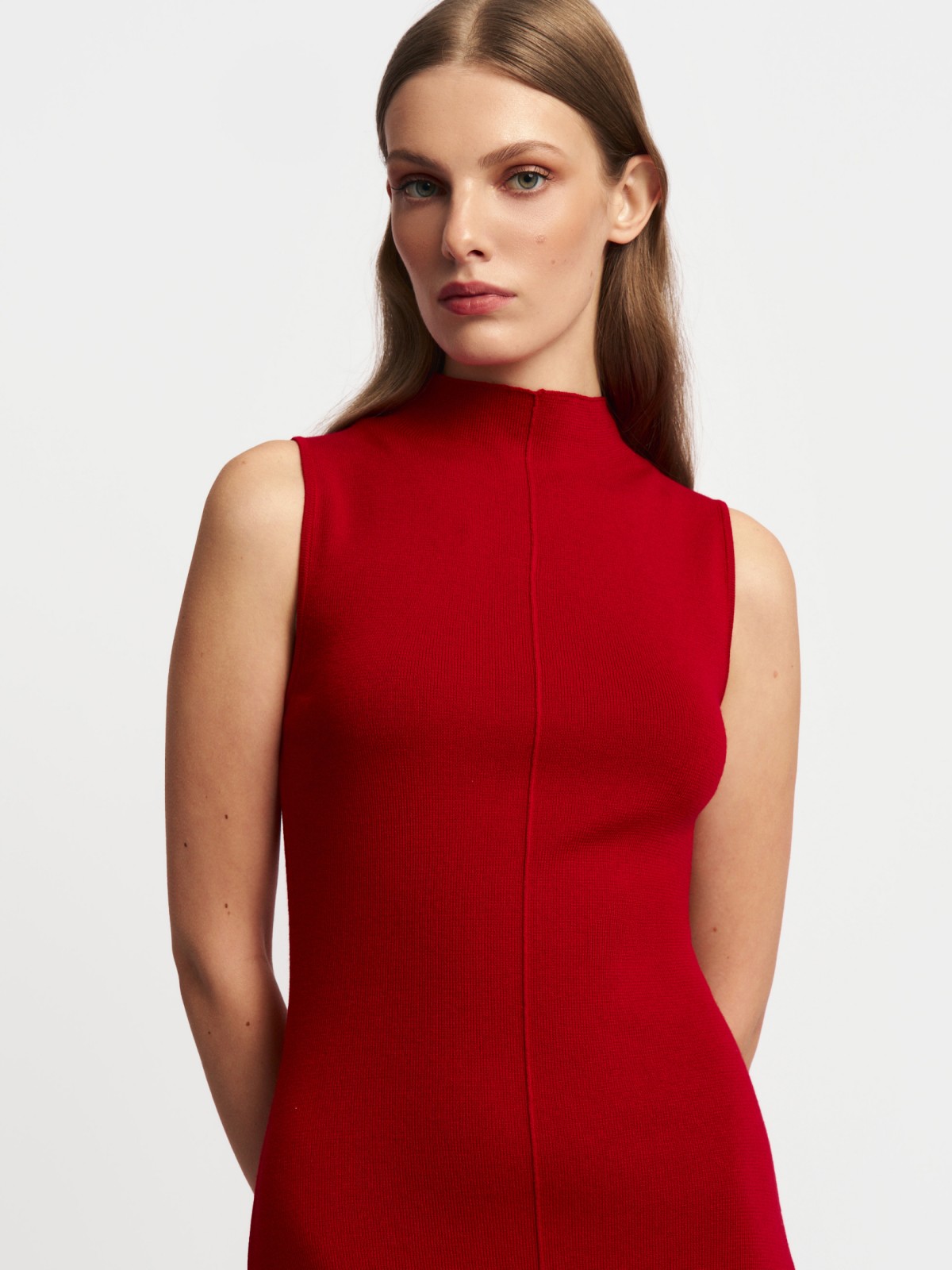 Трикотажное платье макси без рукавов