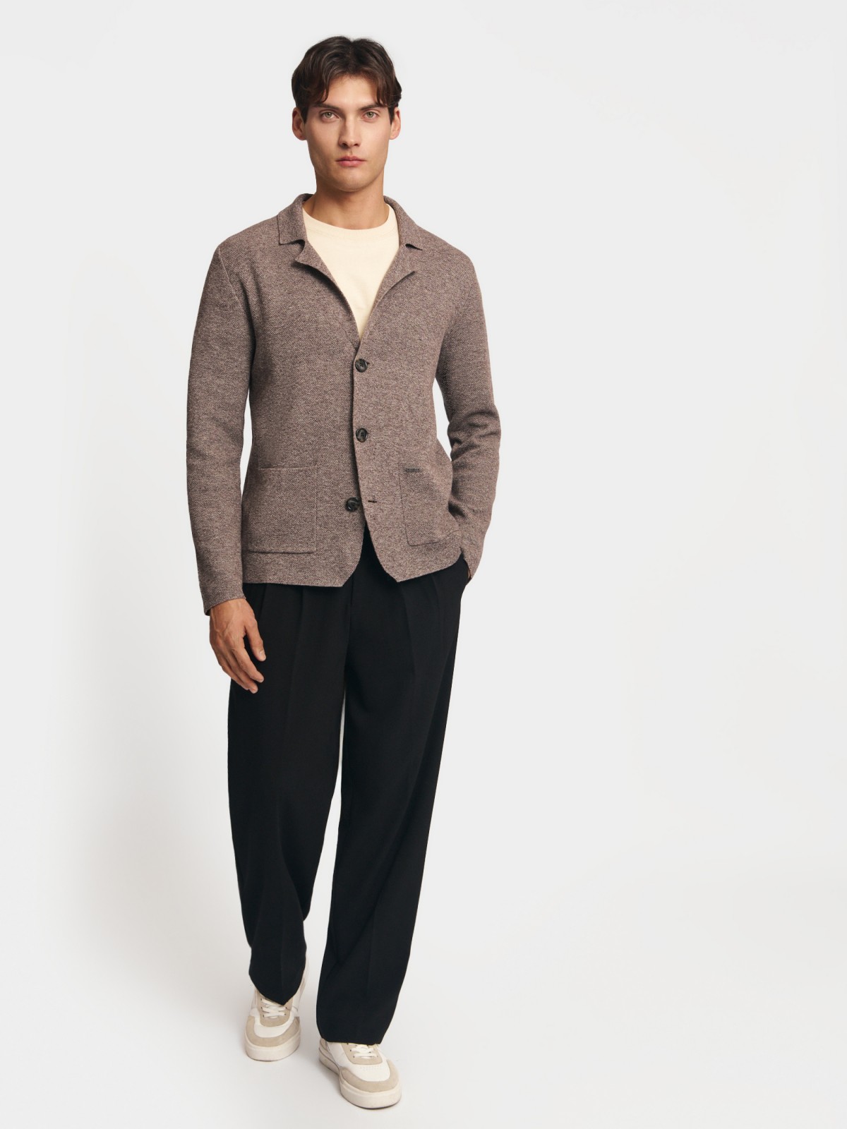 Вязаный кардиган на пуговицах с воротником и карманами