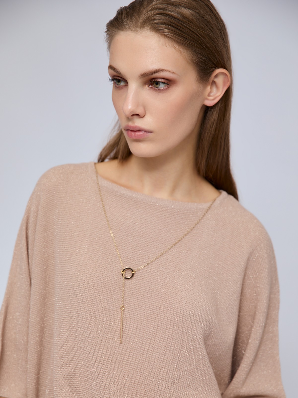 Блестящий джемпер с люрексом и декоративной подвеской